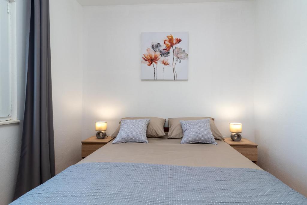 Master bedroom with double bed at Villa Piedra